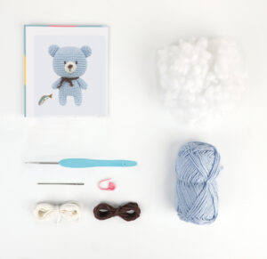 Anchor amigurumi Bobby Karhu paketin sisältö. 